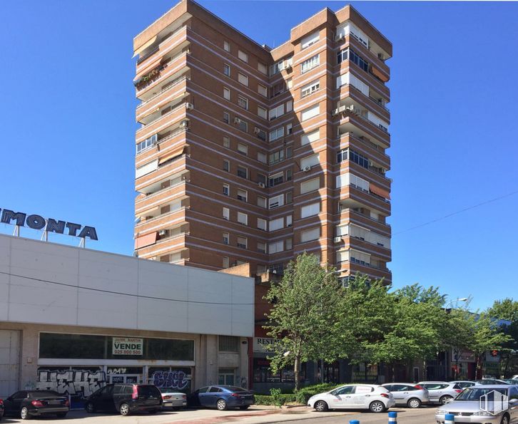 Retail for sale at Avenida Madrid, 2, Talavera de la Reina, Toledo, 45600 with car, building, sky, land vehicle, wheel, daytime, tire, vehicle, architecture and urban design around