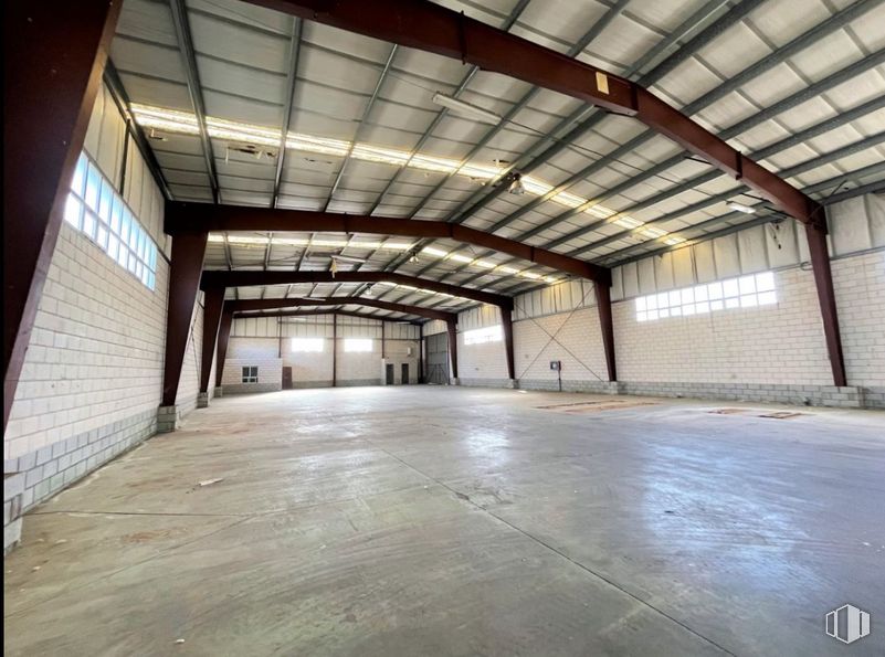 Nave en alquiler en Zona industrial, Sanchidrián, Ávila, 05290 con ventana, madera, pasillo, edificio, suelo, piso, casa de campo, material compuesto, accesorio y viga alrededor