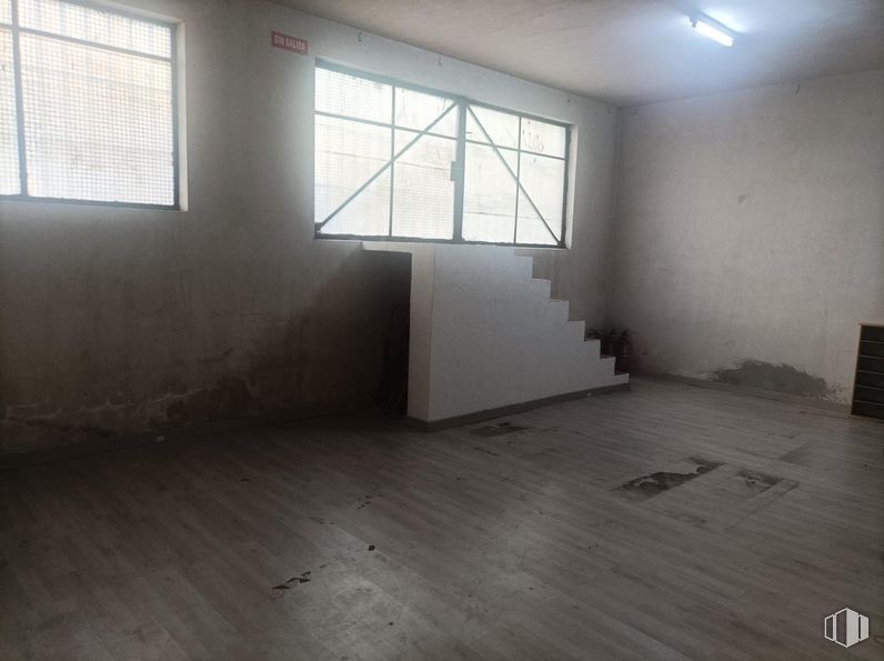 Local en venta en Calle Marcelino Roa Vázquez, Ciudad Lineal, Madrid, 28017 con ventana, persiana de la ventana, edificio, accesorio, madera, hall, sombra, interiorismo, suelo y suelos alrededor