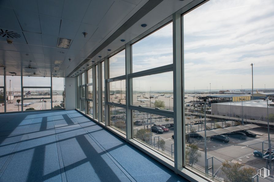 Oficina en alquiler en Edificio Servicios Generales, Aeropuerto AS Madrid Barajas, Barajas, Madrid, 28042 con edificio, ventana, cielo, nube, tiempo de día, sombra, diseño de interiores, condominio, accesorio y bloque de pisos alrededor