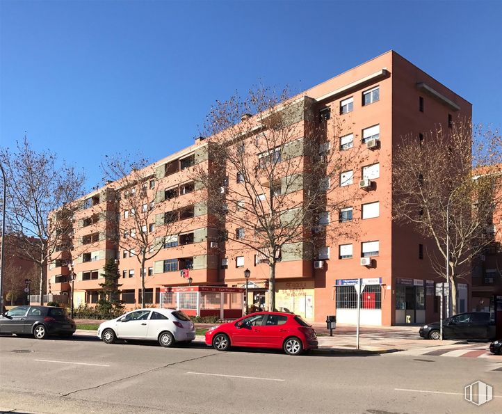 Retail for sale at Calle Manacor, 3, Humanes de Madrid, Madrid, 28970 with car, building, sky, wheel, window, property, daytime, vehicle, tire and tree around