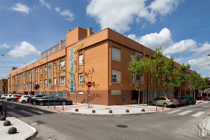 Retail for sale at Avenida Betanzos, 9, San Sebastián de los Reyes, Madrid, 28700 with car, building, cloud, sky, window, tree, street light, asphalt, road surface and urban design around