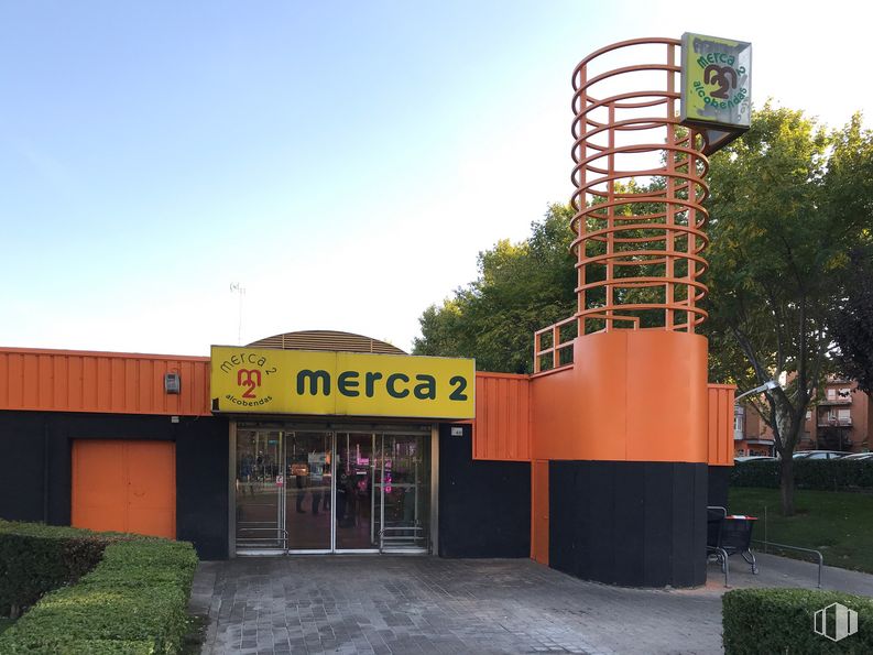 Local en venta en  Merca 2 , Avenida de España, 48, Alcobendas, Madrid, 28100 con edificio, puerta, planta, cielo, árbol, arquitectura, fachada, bienes raíces, gas y ciudad alrededor