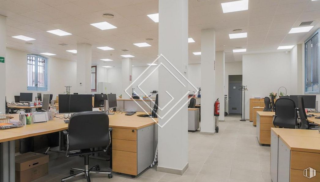 Oficina en alquiler en Zona Tetuán, Tetuán, Madrid, 28020 con silla, escritorio, ventana, mueble, mesa, edificio, suelo, suelos, pantalla de ordenador y ordenador alrededor