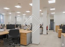 Oficina en alquiler en Zona Tetuán, Tetuán, Madrid, 28020 con silla, escritorio, ventana, mueble, mesa, edificio, suelo, suelos, pantalla de ordenador y ordenador alrededor