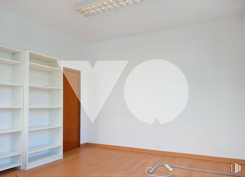 Office for sale at Carretera Canillas, Hortaleza, Madrid, 28043 with bookcase, light fixture, door, flooring, wall, floor, wood, ceiling, interior design and wood flooring around