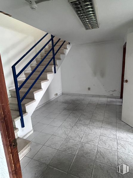 Nave en venta en Avenida Canteras, Valdemoro, Madrid, 28034 con edificio, madera, accesorio, interiorismo, gris, escaleras, suelo, suelos, material compuesto y inmobiliario alrededor