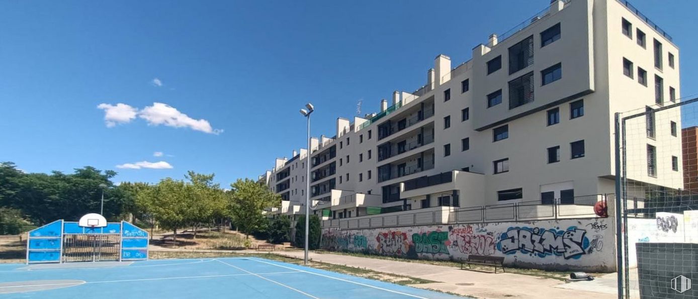 Retail for sale at Los Valles - Sanz Vázquez - El Fuerte, Guadalajara, 19005 with building, sky, plant, window, street light, urban design, house, tree, cloud and city around