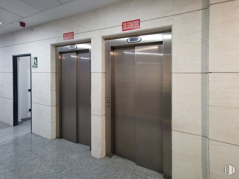 Oficina en alquiler en Calle Haya, Carabanchel, Madrid, 28044 con puerta, edificio, accesorio, pavimentos, piso, vidrio, asa, aparcamiento, aluminio y techo alrededor