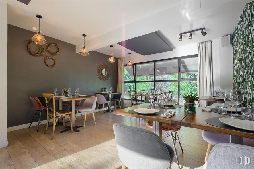 Local en alquiler en Avenida Castillos, 1, Villanueva de la Cañada, Madrid, 28691 con silla, lámpara, alumbrado, mesa de cocina y comedor, mesa, mueble, propiedad, planta, interiorismo y encimera alrededor