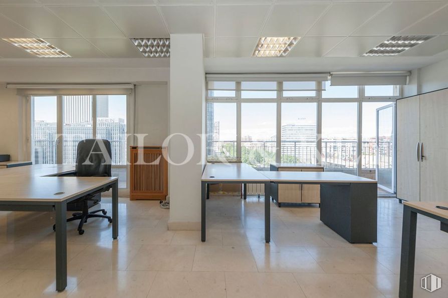 Oficina en venta en Paseo Castellana, Chamartín, Madrid, 28046 con escritorio, alumbrado, lámpara, mesa, mueble, propiedad, edificio, accesorio, madera y silla alrededor