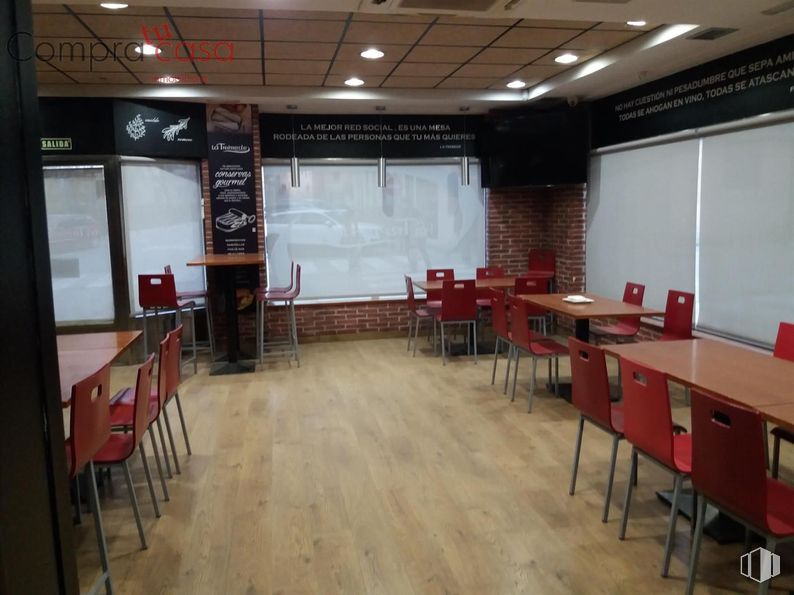 Retail for rent at Casco histórico, Segovia, 40001 with chair, table, flooring, furniture, floor, interior design, ceiling, restaurant, wood flooring and hardwood around