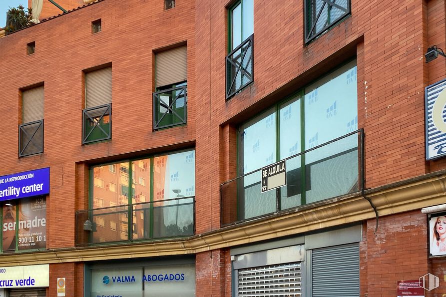 Oficina en alquiler y venta en Calle Don Juan I, 30, Alcalá de Henares, Madrid, 28807 con ventana, accesorio, madera, material de construcción, enladrillado, edificio, pared, ladrillo, propiedad material y edificio comercial alrededor