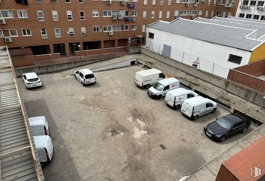 Industrial for rent at Edificio Indubuilding, Calle Tomás Bretón, Arganzuela, Madrid, 28045 with car, building, automotive parking light, wheel, tire, land vehicle, vehicle, property, window and motor vehicle around