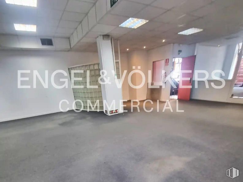 Office for rent at Calle Manuel Tovar, 16, Fuencarral - El Pardo, Madrid, 28034 with lighting, light fixture, building, floor, flooring, font, fixture, ceiling, space and hall around