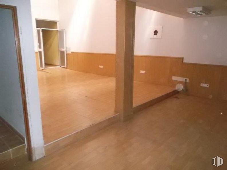 Retail for sale at Calle Robles, Puente de Vallecas, Madrid, 28053 with fixture, wood, flooring, floor, hall, house, wood stain, hardwood, ceiling and plaster around