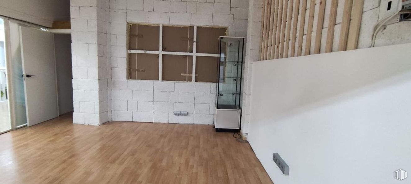 Local en alquiler y venta en Avenida Constitución, Móstoles, Madrid, 28931 con puerta, suelos, suelo, pared, madera, interiorismo, techo, suelos de madera, habitación y suelo de baldosas alrededor