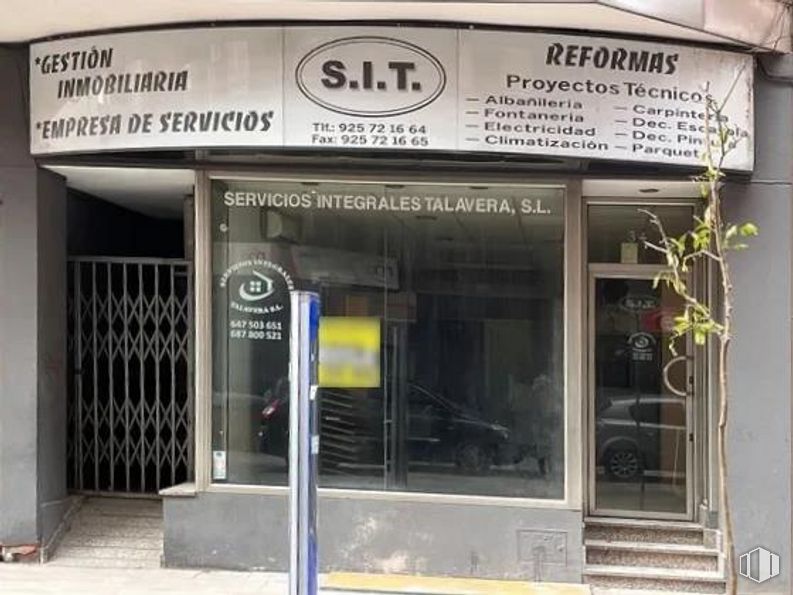 Retail for rent at Calle Marqués de Mirasol, Talavera de la Reina, Toledo, 45600 with fixture, font, facade, composite material, signage, building, plant, gas, transparency and door around