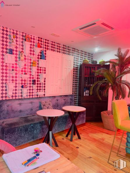 Retail for rent at Zona Chueca - Justicia, Centro, Madrid, 28004 with table top, table, chair, houseplant, furniture, interior design, lighting, floor, pink and room around