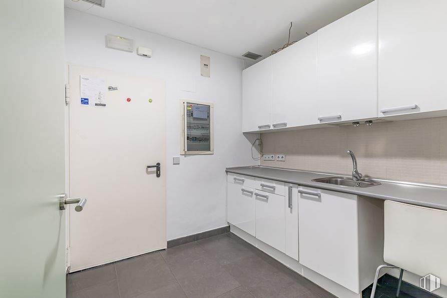 Local en venta en Calle Raimundo Lulio, Chamberí, Madrid, 28010 con ebanistería, grifo, edificio, fregadero de cocina, fregadero, accesorio, encimera, piso, estufa de cocina y pared alrededor