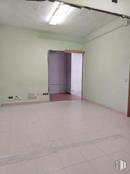 Retail for rent at Avenida Chaparral, San Sebastián de los Reyes, Madrid, 28700 with light fixture, lighting, flooring, floor, ceiling, room, tile flooring, paint, wood stain and hardwood around