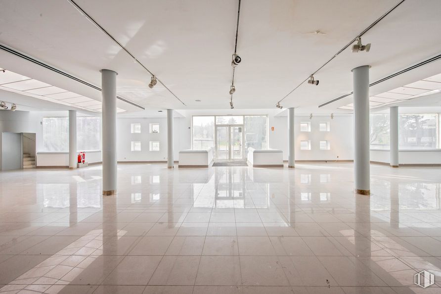 Retail for sale at Paseo Joaquín Ruiz Giménez, Torrelodones, Madrid, 28250 with fixture, floor, flooring, art, building, tile flooring, symmetry, glass, automotive design and space around