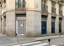 Retail for rent at Calle Cedaceros, Centro, Madrid, 28014 with window, building, infrastructure, urban design, line, neighbourhood, door, road surface, sidewalk and house around