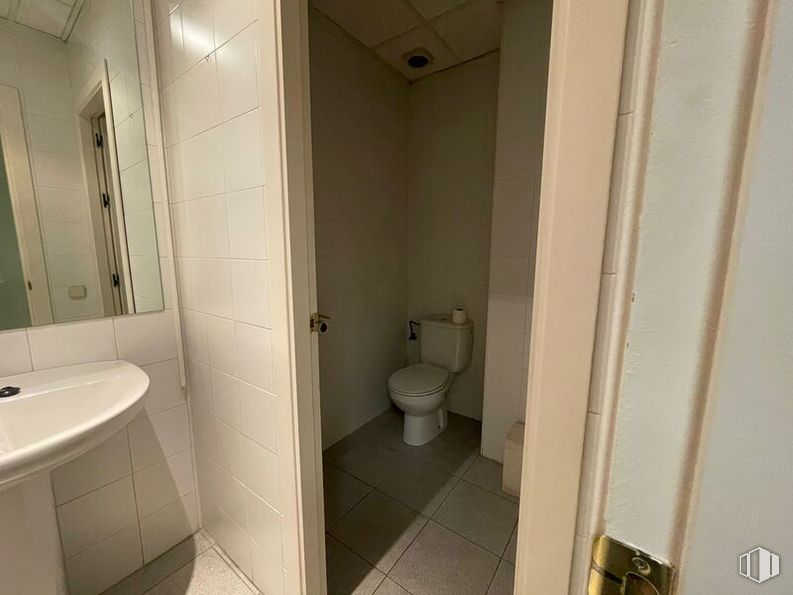 Oficina en venta en Zona Gaztambide, Chamberí, Madrid, 28015 con inodoro, fregadero, accesorios de fontanería, edificio, espejo, grifo, asiento del inodoro, lavabo, cuarto de baño y accesorio alrededor