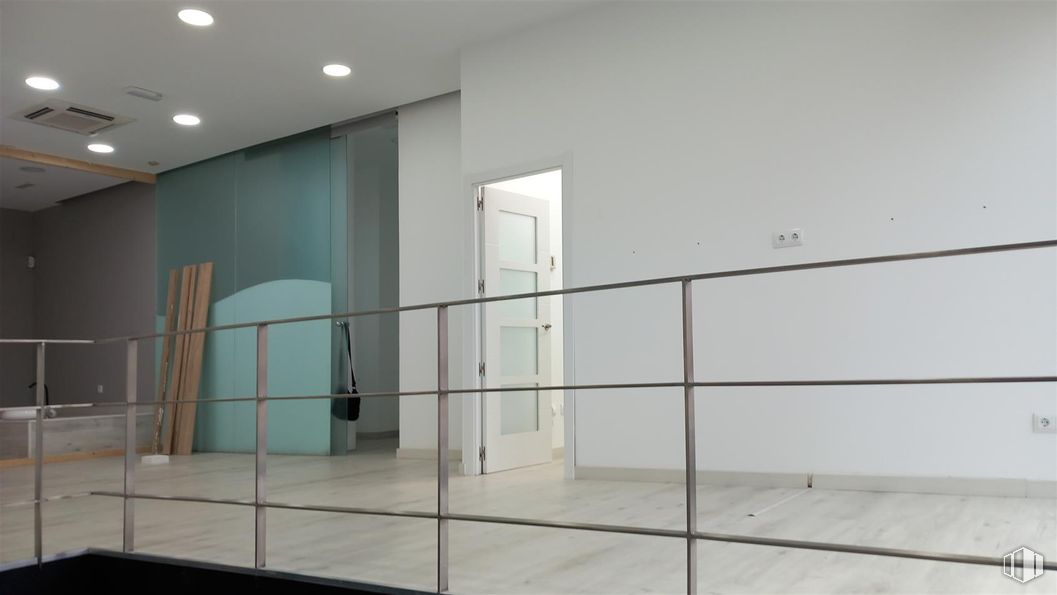 Retail for sale & for rent at Calle Abastos, 94, Aranjuez, Madrid, 28300 with flooring, floor, interior design, ceiling, handrail, glass, metal, wood flooring, silver and daylighting around