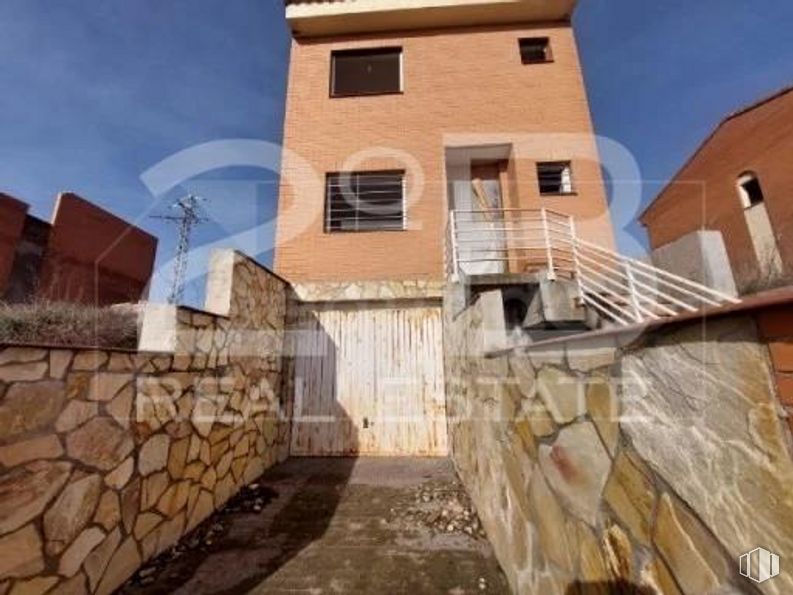 Land for sale at Casco urbano, Almorox, Toledo, 45900 with sky, window, building, neighbourhood, wood, real estate, facade, landscape, stairs and brick around