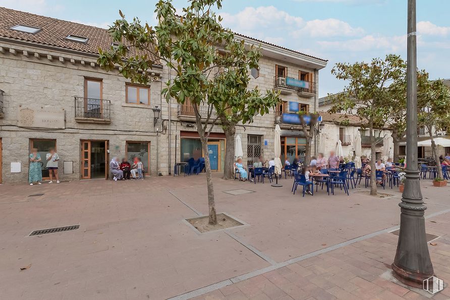 Local en alquiler y venta en Plaza Constitución, Galapagar, Madrid, 28260 con edificio, cielo, nube, día, ventana, árbol, superficie de la carretera, diseño urbano, planta y barrio alrededor