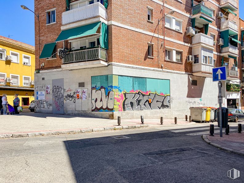 Retail for sale at Barrio Puerta del Ángel, La Latina, Madrid, 28011 with building, window, road surface, urban design, neighbourhood, residential area, house, asphalt, art and tire around