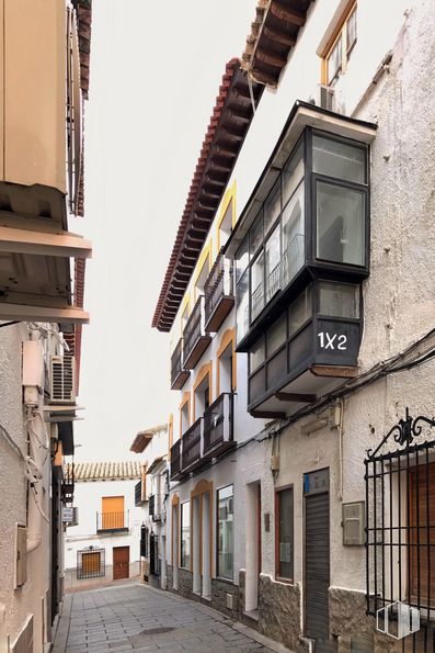 Retail for sale & for rent at Callejón Bodegones, 4, La Puebla de Montalbán, Toledo, 45516 with building, daytime, property, sky, window, plant, infrastructure, wood, road surface and alley around