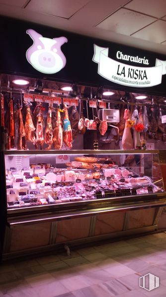 Retail for sale at Mercado Municipal Chamartín, Calle Bolivia, 9, Chamartín, Madrid, 28016 with shoe, luggage & bags, food, retail, display case, market, magenta, event, meat and cuisine around