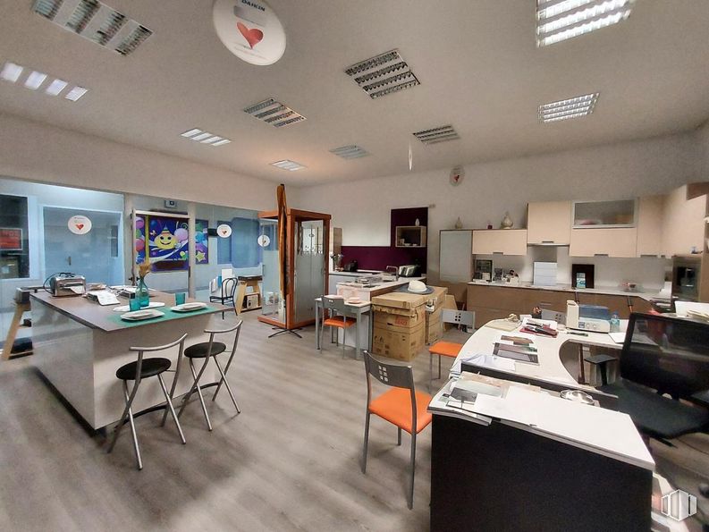 Local en venta en Las Margaritas - Universidad, Getafe, Madrid, 28903 con silla, mesa, escritorio, mueble, silla de oficina, pantalla de ordenador, diseño de interiores, cajón, piso y pavimentos alrededor