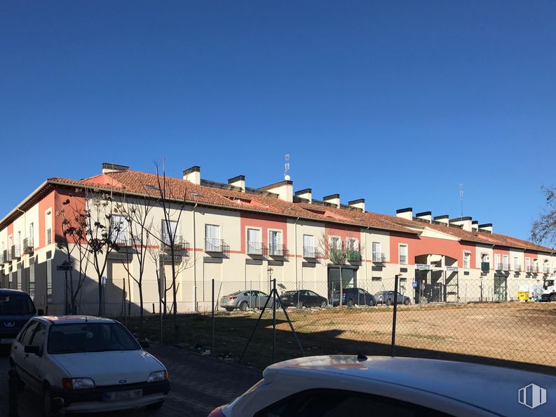 Retail for sale at Plaza Constitución, Villarejo de Salvanés, Madrid, 28590 with car, building, sky, property, window, vehicle, motor vehicle, vehicle registration plate, automotive lighting and mode of transport around