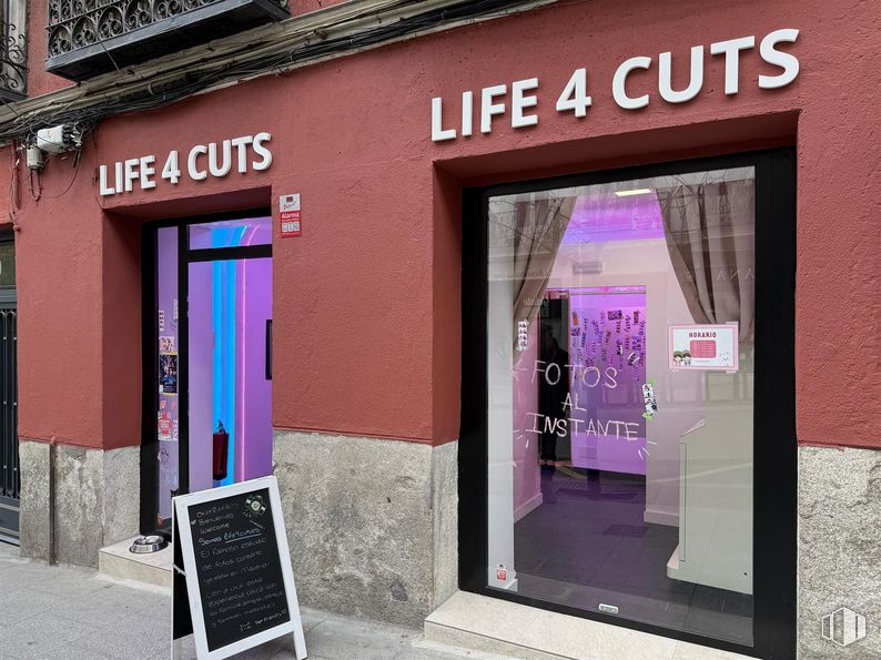 Retail for sale at Calle Augusto Figueroa, 22, Centro, Madrid, 28004 with door, advertising, logo and sign around