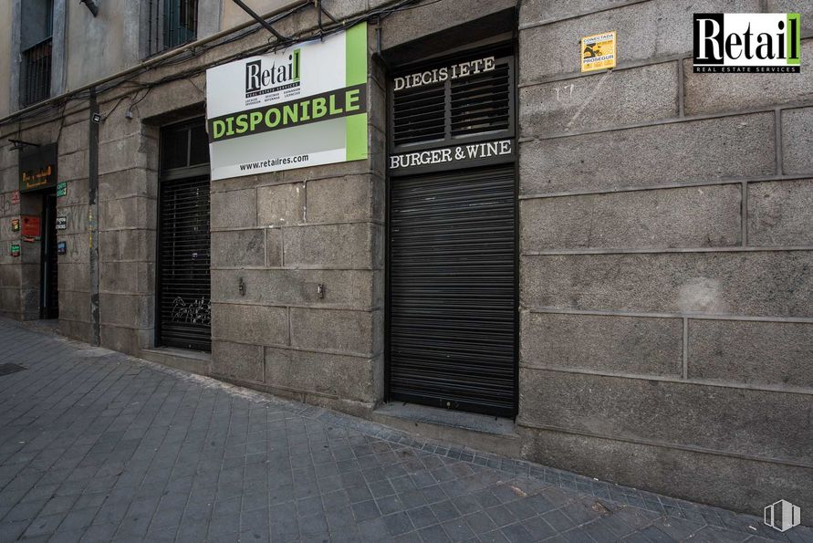 Local en alquiler en Calle de Segovia, Centro, Madrid, 28005 con puerta, ventana, edificio, superficie de la carretera, asfalto, albañilería, ladrillo, fuente, fachada y acera alrededor