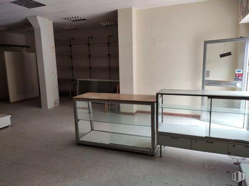 Retail for sale at Calle Montero, 42, Móstoles, Madrid, 28934 with table, wood, flooring, interior design, floor, wall, material property, rectangle, automotive exterior and glass around