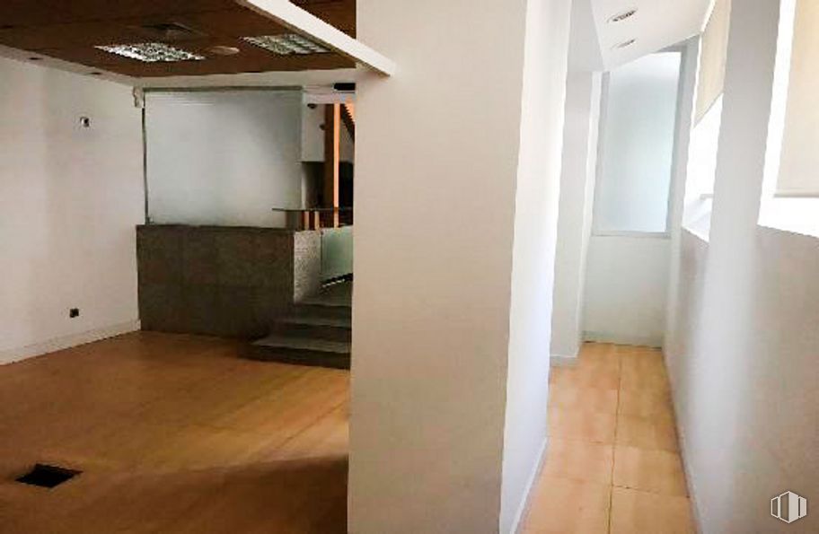 Retail for sale at Calle Alcalá Galiano, 3, Chamberí, Madrid, 28010 with wood, fixture, interior design, floor, hall, flooring, building, hardwood, ceiling and building material around