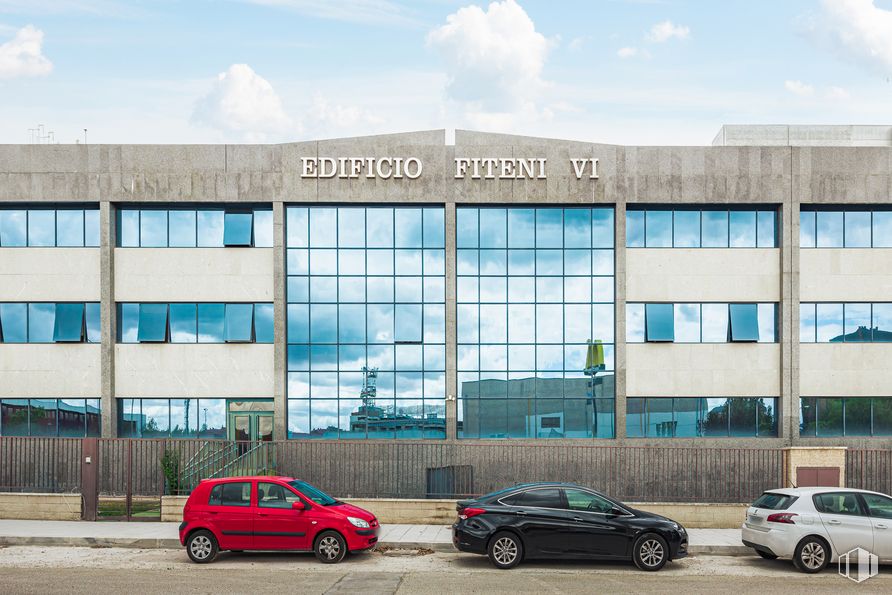 Oficina en alquiler en Ronda Poniente, 19, Tres Cantos, Madrid, 28760 con coche, edificio, neumático, rueda, vehículo terrestre, luz de estacionamiento, nube, vehículo, cielo y ventana alrededor