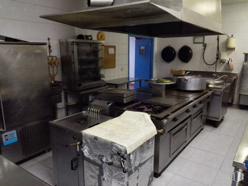 Industrial for sale at Calle Polígono Industrial, Las Ventas de Retamosa, Toledo, 45183 with refrigerator, kitchen sink, cabinetry, gas stove, kitchen stove, kitchen appliance, countertop, kitchen, home appliance and stove around