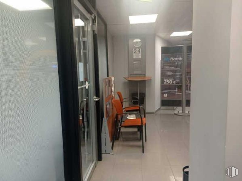 Retail for sale at Avenida Doctor Mendiguchia Carric, Leganés, Madrid, 28913 with chair, building, fixture, door, flooring, floor, real estate, wood, ceiling and automotive exterior around