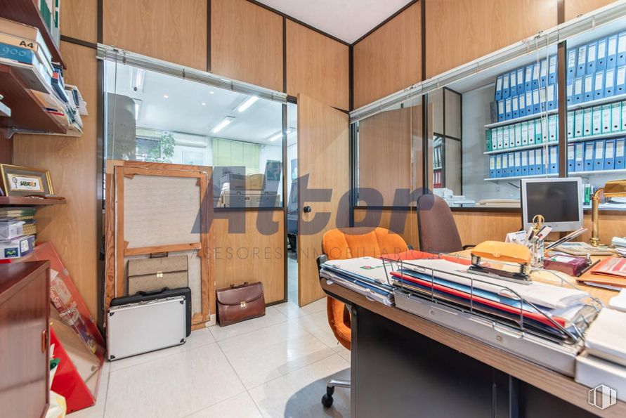 Local en venta en Calle Centenera, Ciudad Lineal, Madrid, 28017 con mueble, estante, estantería, escritorio del ordenador, interiorismo, mesa, madera, escritorio, estantería y suelo alrededor