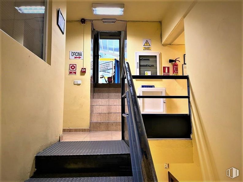 Industrial for sale at Poligono Alcamar, Camarma de Esteruelas, Madrid, 28816 with door, stairs, building, fixture, house, houseplant, flooring, wood, ceiling and glass around