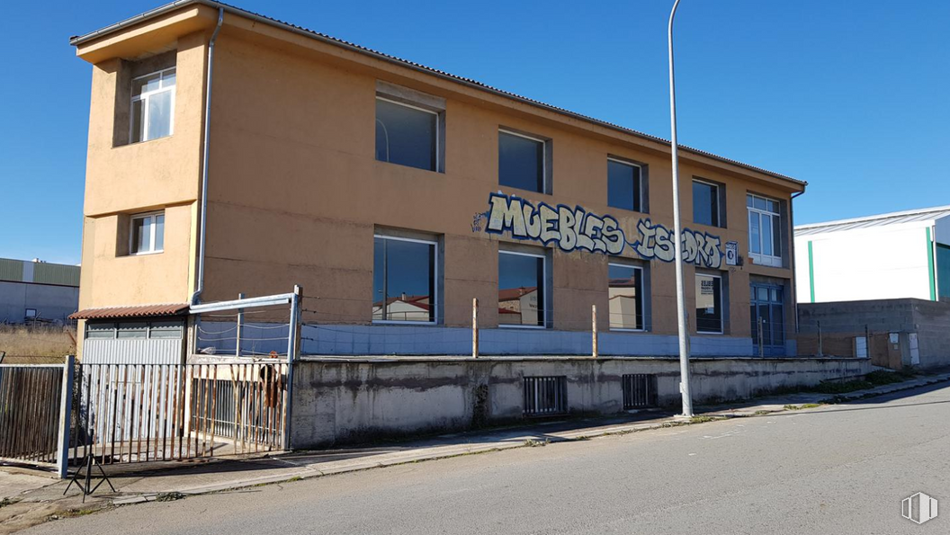 Industrial for sale at Calle de la Calera, El Barco de Ávila, Ávila, 05600 with building, window, sky, property, house, neighbourhood, residential area, urban design, facade and real estate around