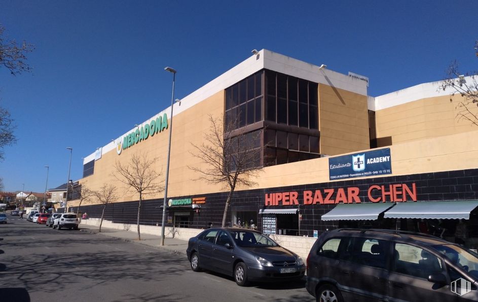 Retail for sale at Centro Comercial Urbanización Los LLanos III, Cabanillas del Campo, Guadalajara, 19171 with car, building, window, automotive parking light, wheel, tire, sky, land vehicle, vehicle and street light around