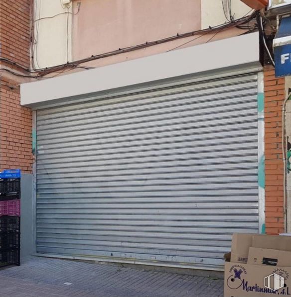 Local en alquiler en Avenida Marqués de Corbera, Ciudad Lineal, Madrid, 28017 con caja de envío, caja, accesorio, madera, superficie de la carretera, asfalto, edificio, sombra, puerta y material de construcción alrededor