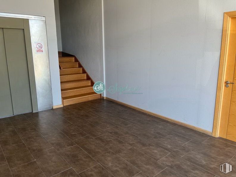 Nave en alquiler en Polígono Hontoria, Segovia, 40195 con puerta, accesorio, pintura, madera, suelos, suelo, material compuesto, material de construcción, tinte para madera y madera dura alrededor