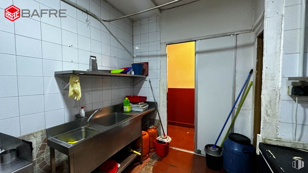 Local en venta en Calle Carrascales, Usera, Madrid, 28026 con grifo, fregadero, fregadero, encimera, suelo, suelos, ebanistería, edificio, madera y cocina alrededor